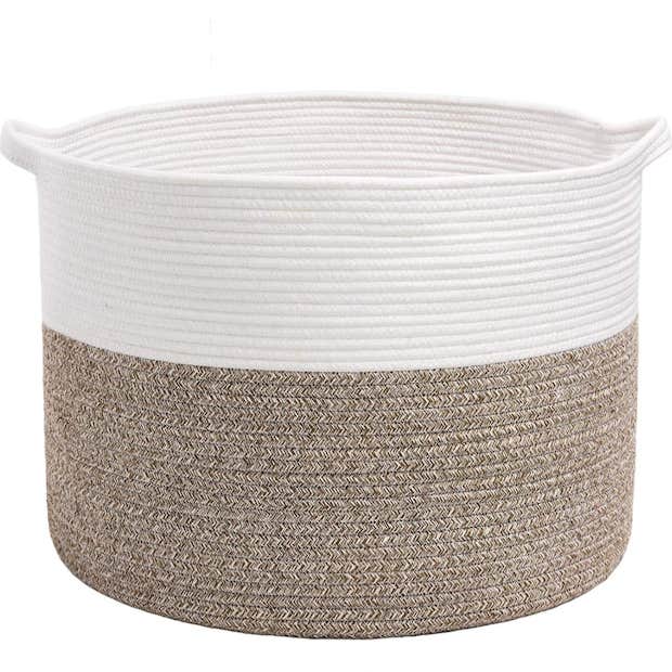 winter wedding ideas blanket basket