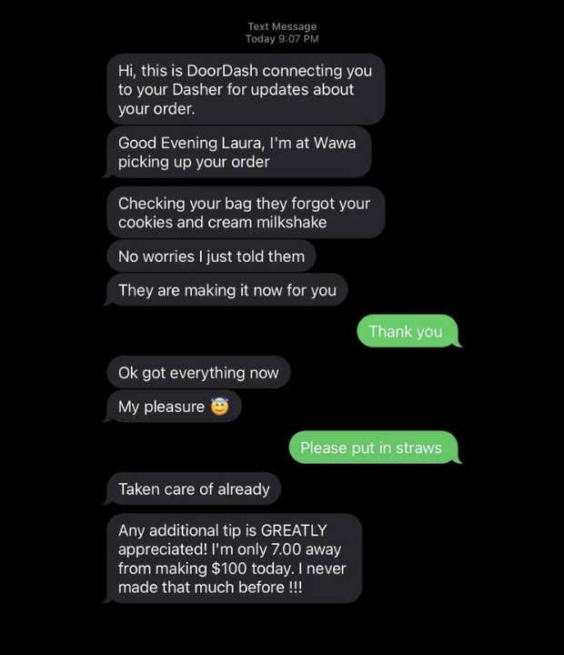 Texts between a customer and DoorDash driver about a food delivery order.