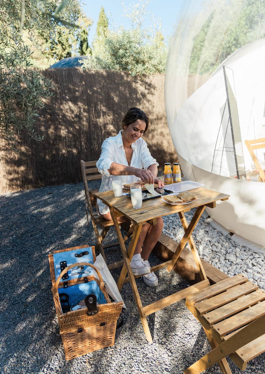 she has a solo picnic