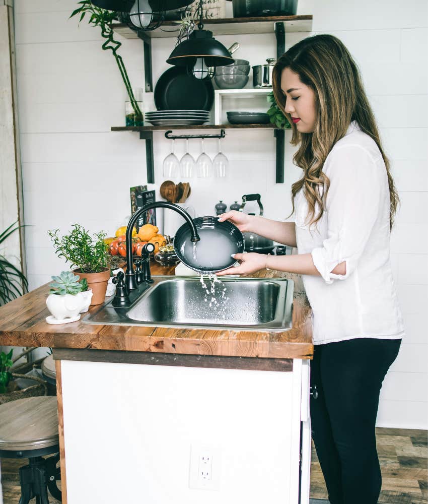 Therapist Shares 5-Step Method For Cleaning When You're Overwhelmed By The Mess